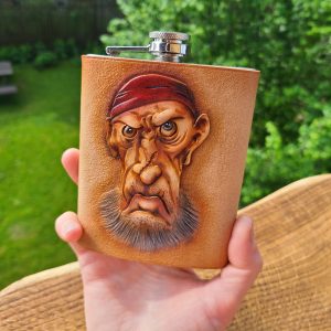 Piersiówka z piratem