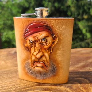 Piersiówka z piratem